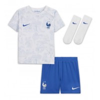 Camiseta Francia Benjamin Pavard #2 Segunda Equipación Replica Mundial 2022 para niños mangas cortas (+ Pantalones cortos)